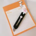 Primer plano detallado de un practico cortador portatil con diseno de pata de gato para pacchi. - Cuchillo de garra negro