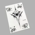 Schwarz-weisses Gothic temporäres Tattoo-Aufkleber mit Spinnennetz und brennendem Totenkopf. - K0-26005 (Spinne & Totenkopf)