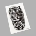 Schwarz-grauer Tiger Rose temporäres Tattoo, wasserdichter langlebiger Körperkunstaufkleber. - K0-26011 (Tiger & Rose)