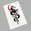 Temporäres Tattoo-Aufkleber mit schwarzem Drachen und roten Pflaumenblüten, wasserdicht. - K0-26021 (Drache & Pflaumenblüte)