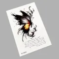 Wasserdichtes temporäres Tattoo-Aufkleber mit dunklem Schmetterling und feinem Text. - K0-26024 (Schmetterling & Schriftzug)