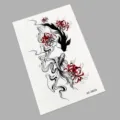Wasserdichtes temporäres Tattoo mit schwarzem Koi-Karpfen und roten Spinnenlilien Motiv. - K0-26026 (Doppelfisch & Spinnenlilie)