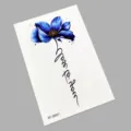 Wasserdichtes temporäres Tattoo mit blauem Blumenmuster und elegantem geschwungenem Stiel. - K0-26027 (Blaue Blumen)