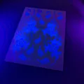Leuchtend fluoreszierende henna tattoo sticker met blauwe bloemen en kant voor het muziekfestival. - J124~011 Fluoreszierend Blau
