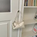 Λευκή μινιμαλιστική τσάντα ώμου για γυναίκες, κομψή τσάντα χιαστί από συνθετικό δέρμα. - Με Μενταγιόν / Λευκό