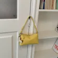 Minimalistiki kitrini tsanta omou gia gynaikes, kompsi kai casual stin kathimerinotita. - Με Μενταγιόν / Κίτρινο