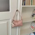 Ροζ μινιμαλιστική τσάντα ώμου για γυναίκες, χαριτωμένη τσάντα με charm αλόγου. - Με Μενταγιόν / Ροζ