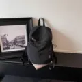 Μινιμαλιστικό μαύρο σακίδιο νάιλον για καθημερινή μετακίνηση και casual σχολική τσάντα. - Χωρίς μενταγιόν / Μαύρο