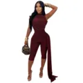Detailansicht eines eleganten, ärmellosen Jumpsuits in Bordeaux mit seitlicher Drapierung. - S / Burgunderrot