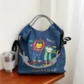 Vue détaillée du sac cabas en toile brodé décontracté avec design chat et lapin mignon. - Grand Sans Sangle / Lapin Cœur Bleu Marine