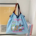 Gedetailleerd close-upgezicht van de lichte blauwe canvas tas met schattige hondenborduurwerk. - Honden Borduurwerk Blauw