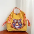 Grand sac cabas en toile jaune avec broderie de tigre et cordes orange, spacieux et chic. - Grand Sans Sangle / Tigre Jaune