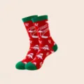 Festliche rote Weihnachtssocken mit gruenen Buendchen und weissen Strickmustern als Geschenke. - Einheitsgröße / Rote Kiefer