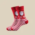 Festliche rot-weiße gestreifte Weihnachtssocken mit süßem Weihnachtsmann Strickdesign Baumwolle. - Einheitsgröße / Gestreifter Weihnachtsmann