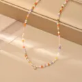 Dettaglio collana di perline dopamina colorate, perle di cristallo sfaccettate brillanti, catena. - Colorato