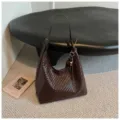 Donkerbruine geweven leren schoudertas minimalistische hobo tas stijlvolle shopper voor dames - Koffie Met Hanger