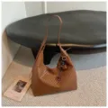 Bruine geweven schoudertas voor dames, stijlvolle hobo tote handtas met casual vintage ontwerp. - Bruin Met Hanger
