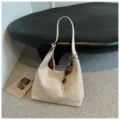 Minimalistische geweven schoudertas voor dames, stijlvolle retro hobo tote tas met mooie hanger. - Gebroken Wit met Beer Hanger