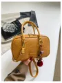 Gelbe gewebte Boston Umhängetasche Lässig PU Leder Crossbody Handtasche mit süßem Anhänger - Mit Anhänger Stil / Gelb