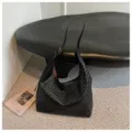 Minimalistische zwarte geweven schoudertas, stijlvolle relaxte tote tas voor dames. - Zwart zonder Hanger
