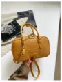 Gelbe gewebte Boston Umhängetasche für Damen, stilvolle PU lederne Handtasche mit Griff und Gurt. - Basisstil / Gelb