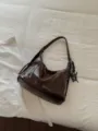 Lässige Retro dunkelbraune Schulter-Tote-Bag, große Kapazität Pendeln Umhängetasche. - Mit Anhänger / Kaffeebraun