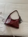 Weinrote vintage slouchy Umhängetasche, große Kapazität Hobo Tasche für Damen Alltag. - Mit Anhänger / Rot