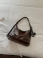 Braune Leder Umhängetasche für Damen, Vintage Hobo Tasche mit Reißverschlusstasche und Anhänger. - Mit Anhänger / Braun