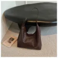 Minimalistische donkerbruine geweven schoudertas voor dames, stijlvolle lederen hobo tas. - Koffie (Zonder Hanger)