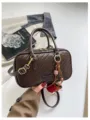 Dunkelbraune gewebte Boston Umhängetasche für Damen, schicke lässige Kissen-Crossbody-Tasche. - Mit Anhänger Stil / Kaffeebraun