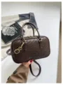Dunkelbraune geflochtene Boston Umhängetasche, elegante Handtasche mit verstellbarem Riemen. - Basisstil / Kaffeebraun