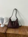 Braune Retro Wildleder Schultertasche Damen Freizeit große Kapazität Hobo Bag chic - Mit Anhänger / Kaffeebraun