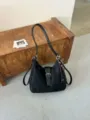 Klassische schwarze Retro Umhängetasche für Damen, große Freizeittasche für den Alltag. - Mit Anhänger / Schwarz
