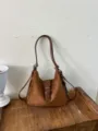 Retro Wildleder Umhängetasche für Damen, lässige Handtasche mit Schnallenverschluss neu. - Mit Anhänger / Braun
