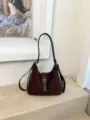 Dunkelbraune Vintage Wildleder Umhängetasche für Damen, lässige Pendler Tasche mit Metallschnalle. - Ohne Anhänger / Kaffee