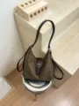 Retro Wildleder Schulter Rucksack für Damen, lässige Pendler Umhängetasche in Olivgrün. - Ohne Anhänger / Grün