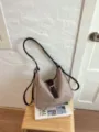 Retro Wildleder Umhängebucksack, Khaki Freizeit Tragetasche mit Braunen Riemen - Ohne Anhänger / Khaki