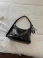 Schwarze, geknitterte Damen Schultertasche aus Leder, lässiger Retro Shopper für Arbeit. - Mit Anhänger / Schwarz