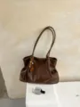 Retro braune Leder Schulter Tasche für Damen, lässige große Kapazität Alltag Tasche. - Mit Anhänger / Braun