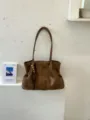 Vintage braune Damen Handtasche mit grossem Volumen, stilvolle Freizeittasche Shopper. - Mit Anhänger / Khaki
