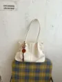 Lässige große Tragetasche für Damen, stylische PU Leder Schultertasche mit Anhänger. - Mit Schlüsselanhänger / Gebrochenes Weiß