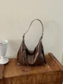 Braune Umhängetasche aus Lackleder, stilvoller Vintage Hobo Bag für Damen im Alltag - Ohne Anhänger / Braun