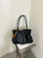 Freizeitorientierte schwarze Damen Ledertasche, grosse Kapazitaet, stilvolle Retro Schultertasche. - Mit Schlüsselanhänger / Schwarz