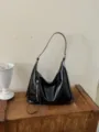 Schwarze, geknitterte Lackleder-Umhängetasche im schicken Retro-Hobostyle mit Reißverschluss. - Ohne Anhänger / Schwarz