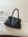 Lässige, große schwarze Damen Umhängetasche aus Leder, stylische Vintage Beuteltasche. - Ohne Anhänger / Schwarz