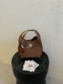 Damen Retro braune Eimer Tasche Handtasche schicke Pendler Umhängetasche mit Schleife neu - Mit Anhänger / Braun
