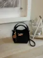 Schwarze Retro Nische Eimer Tasche, stilvolle Pendler Handtasche mit Metallverschluss Perle. - Mit Anhänger / Schwarz