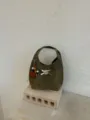 Olivegrüne Retro Damen Handtasche, stylische Nische Schulter Eimer Tasche mit Perle. - Mit Anhänger / Grün