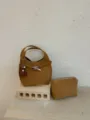 Braune Hobo Handtasche Set mit Kosmetiktasche, elegante Damen Umhängetasche für Alltag. - Mit Anhänger / Gelbbraun