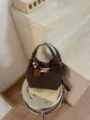 Vintage braune Beultasche für Damen, stilvolle Wildleder Schulter- und Umhängetasche. - Mit Anhänger / Kaffee